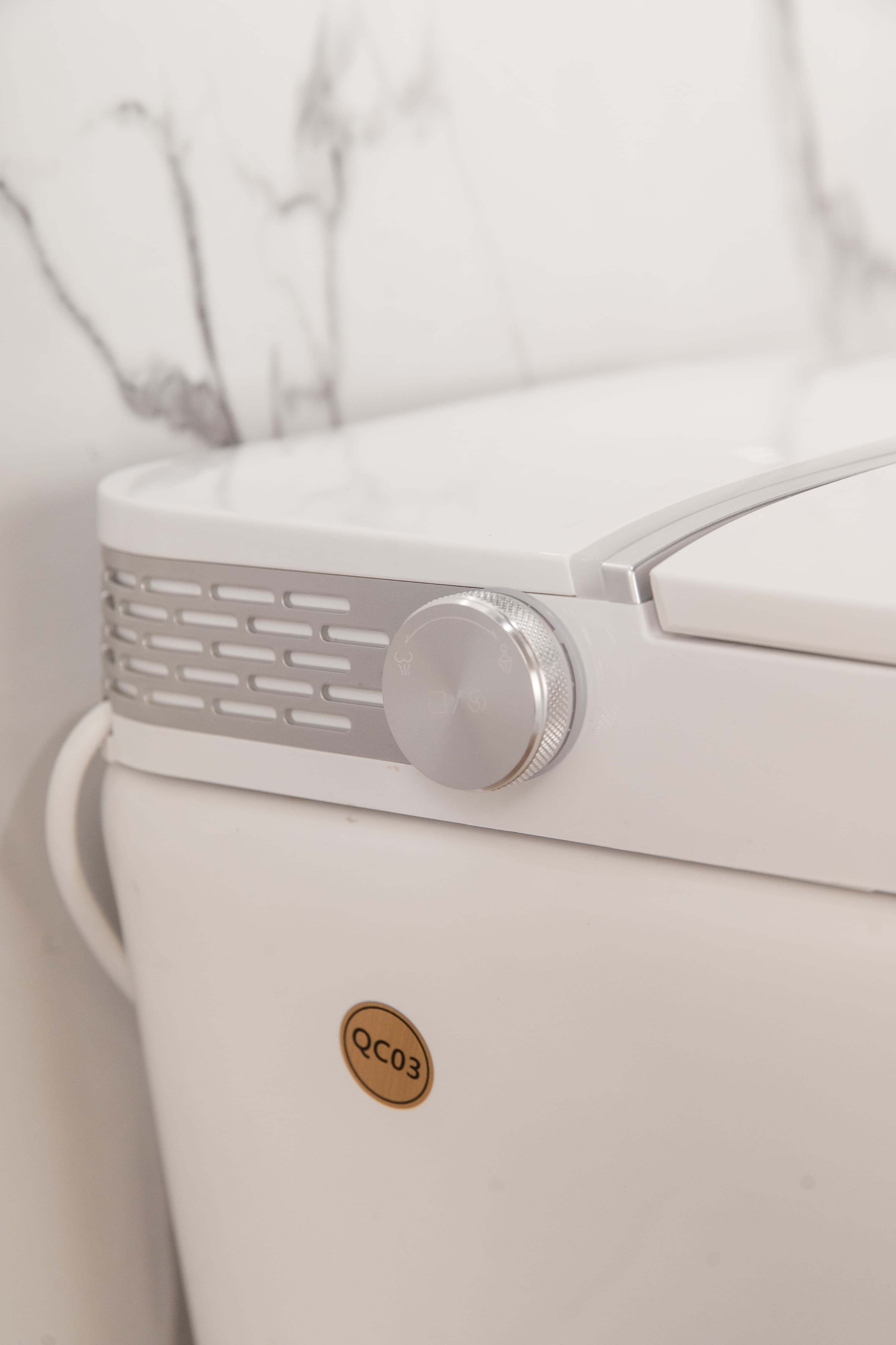 WC inteligente japonés, inodoro inteligente, WC con bidé integrado, sanitario inteligente, inodoro con autolimpieza, WC tecnológico, baño moderno inteligente, WC con secado y lavado, inodoro con control de temperatura, WC automático, inodoro japonés de alta gama, higiene avanzada baño, sanitario premium, tecnología para baño moderno.